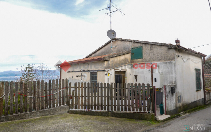 Il Tuo Rifugio Intimo nel Verde – Casa con Giardino