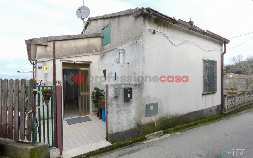 Il Tuo Rifugio Intimo nel Verde – Casa con Giardino