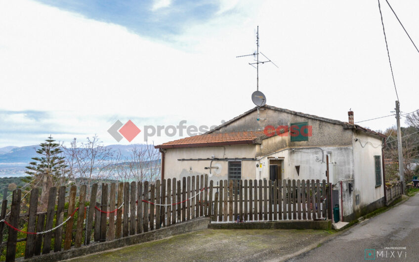 Il Tuo Rifugio Intimo nel Verde – Casa con Giardino