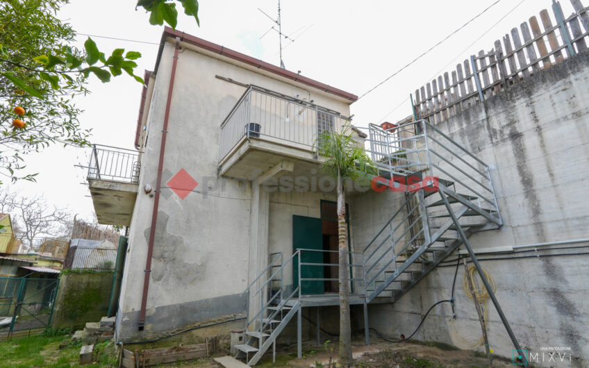 Il Tuo Rifugio Intimo nel Verde – Casa con Giardino