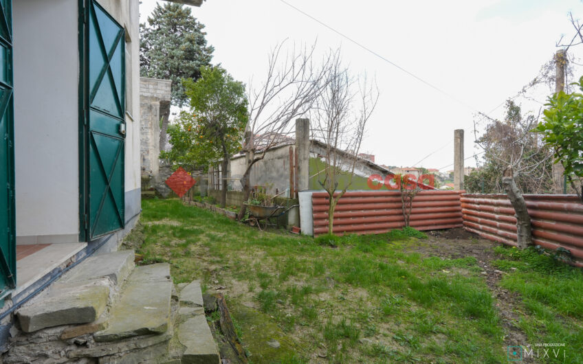 Il Tuo Rifugio Intimo nel Verde – Casa con Giardino