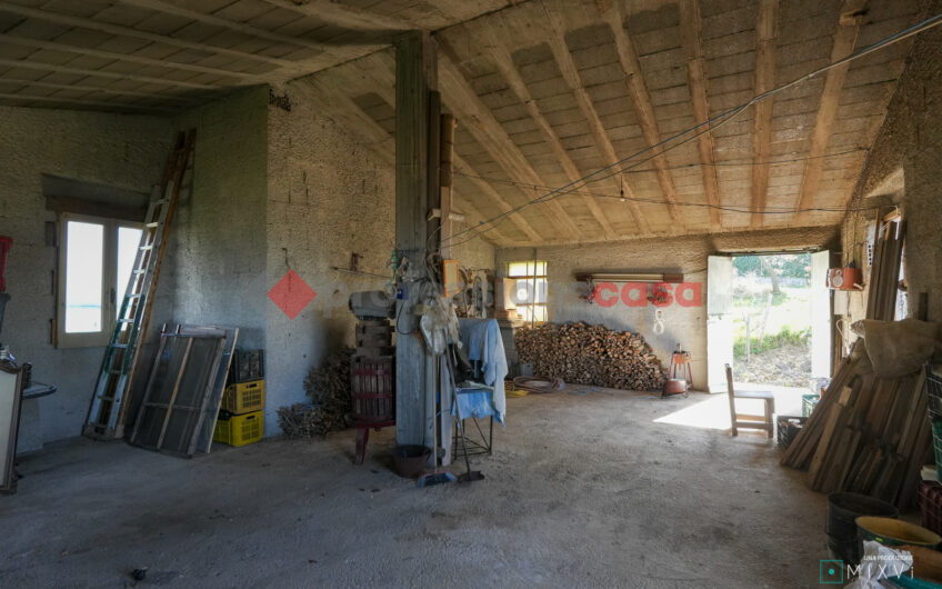 Rifugio nella Natura con Ampio Deposito