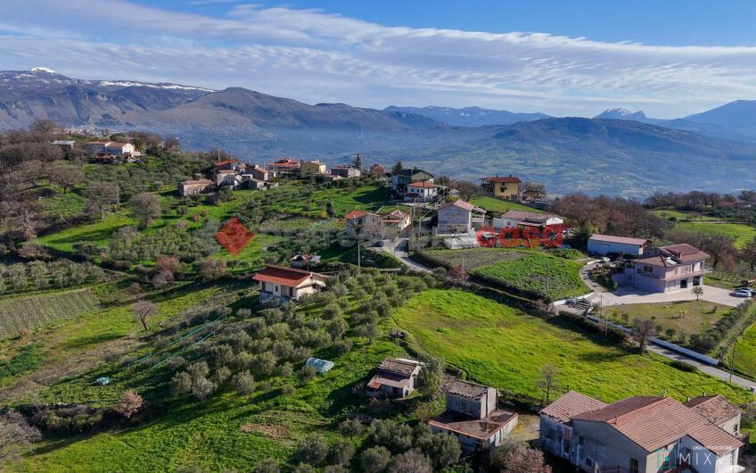 Rifugio nella Natura con Ampio Deposito