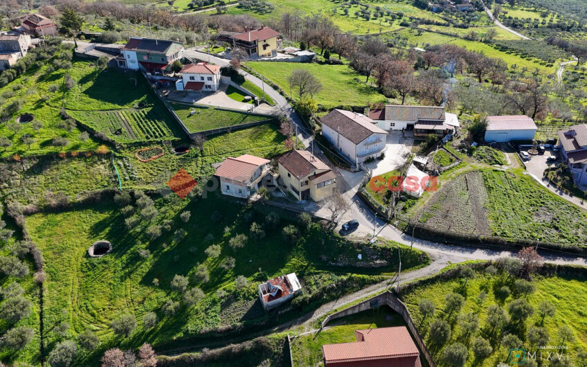 Rifugio nella Natura con Ampio Deposito