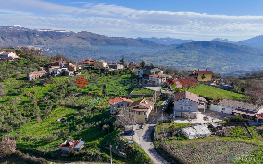 Rifugio nella Natura con Ampio Deposito