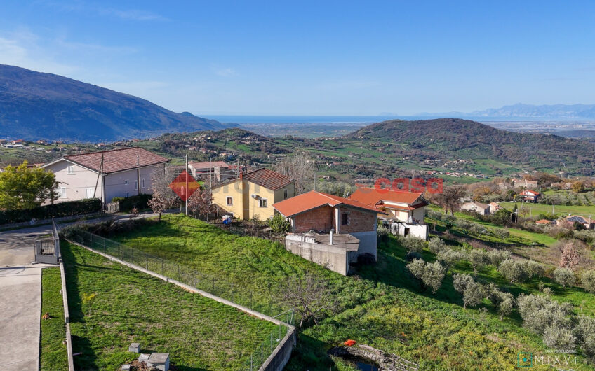 Rifugio nella Natura con Ampio Deposito