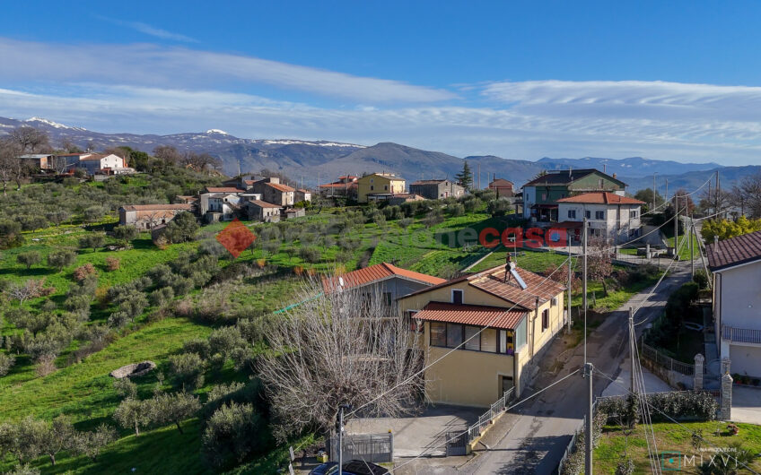 Rifugio nella Natura con Ampio Deposito