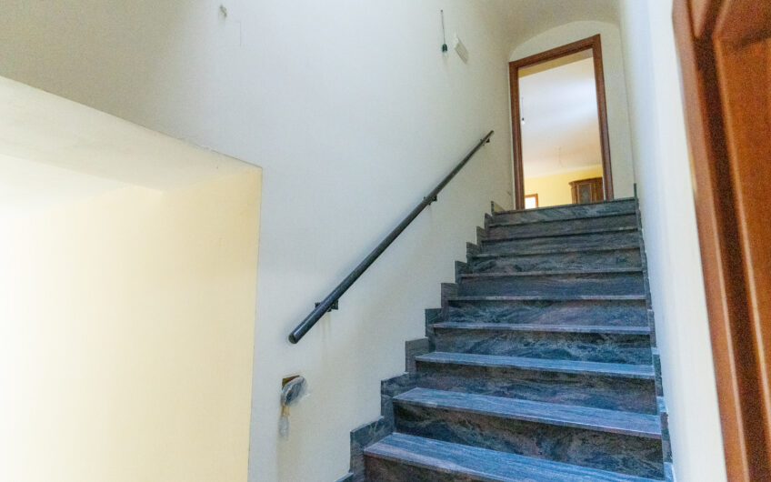 Casa Con Ampio Terrazzo Panoramico Nel Cuore Di Trentinara-Rif.260925