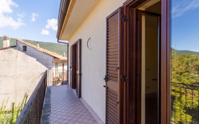 Casa Con Ampio Terrazzo Panoramico Nel Cuore Di Trentinara-Rif.260925