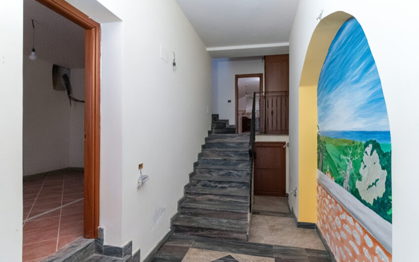 Casa Con Ampio Terrazzo Panoramico Nel Cuore Di Trentinara-Rif.260925