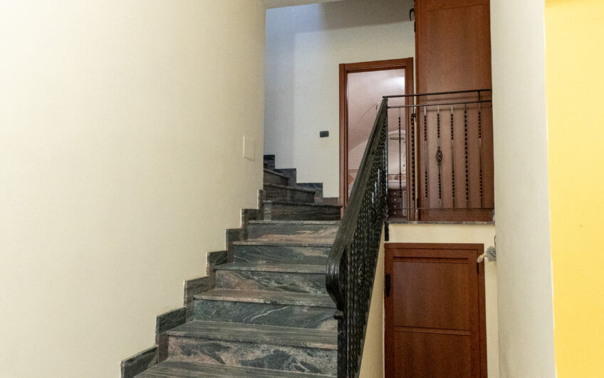 Casa Con Ampio Terrazzo Panoramico Nel Cuore Di Trentinara-Rif.260925