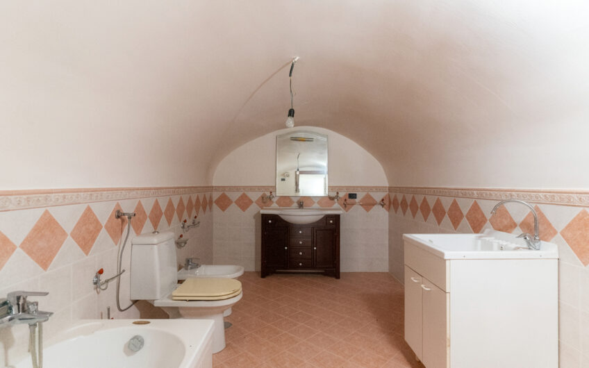 Casa Con Ampio Terrazzo Panoramico Nel Cuore Di Trentinara-Rif.260925