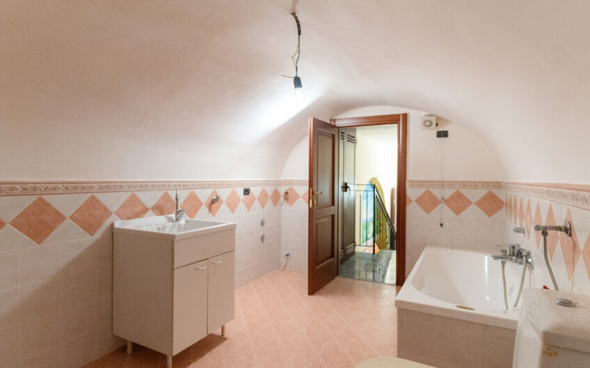 Casa Con Ampio Terrazzo Panoramico Nel Cuore Di Trentinara-Rif.260925