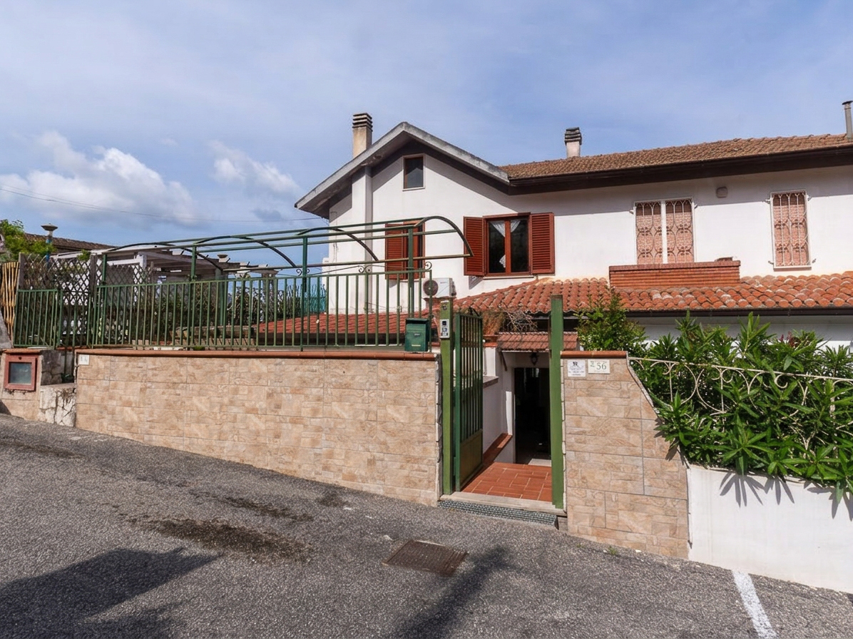Casa semindipendente con scorcio di mare e giardino Cod.Rif040526