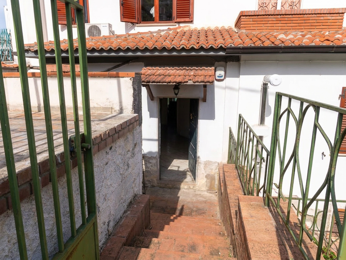 Casa semindipendente con scorcio di mare e giardino Cod.Rif040526
