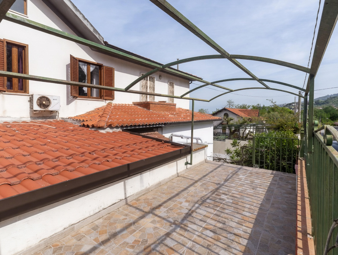 Casa semindipendente con scorcio di mare e giardino Cod.Rif040526