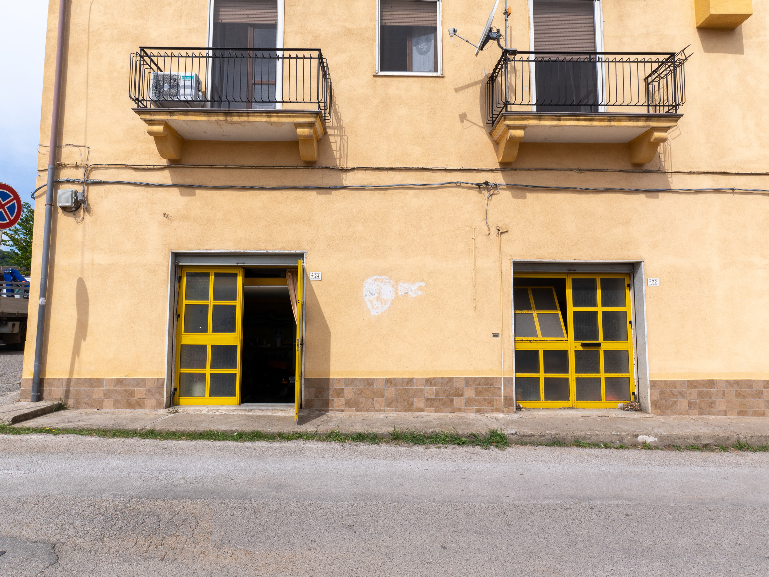 Locale commerciale con soppalco e doppia vetrina Cod.Rif040526A