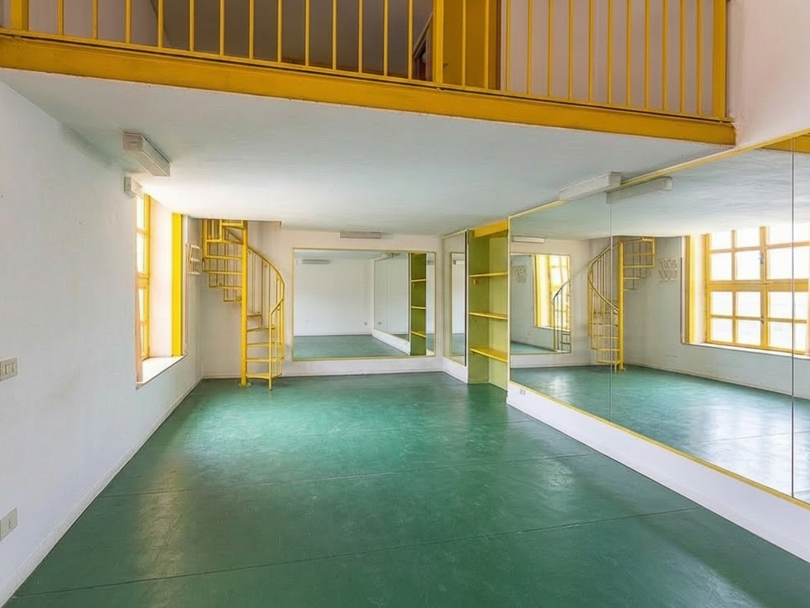 Locale commerciale con soppalco e doppia vetrina Cod.Rif040526A