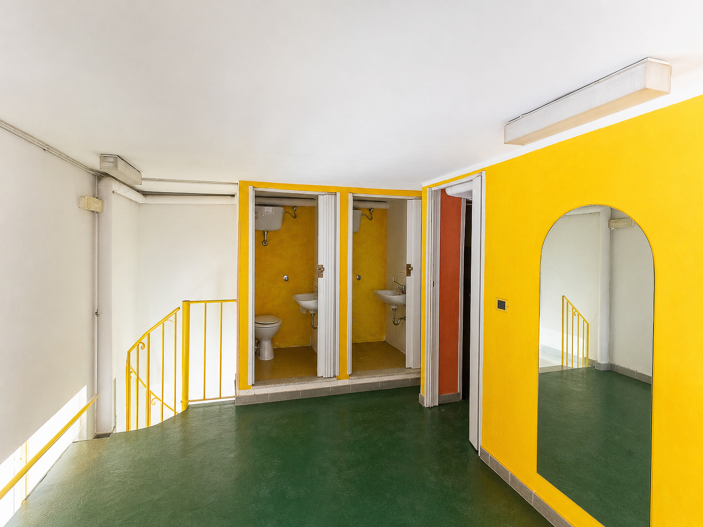 Locale commerciale con soppalco e doppia vetrina Cod.Rif040526A