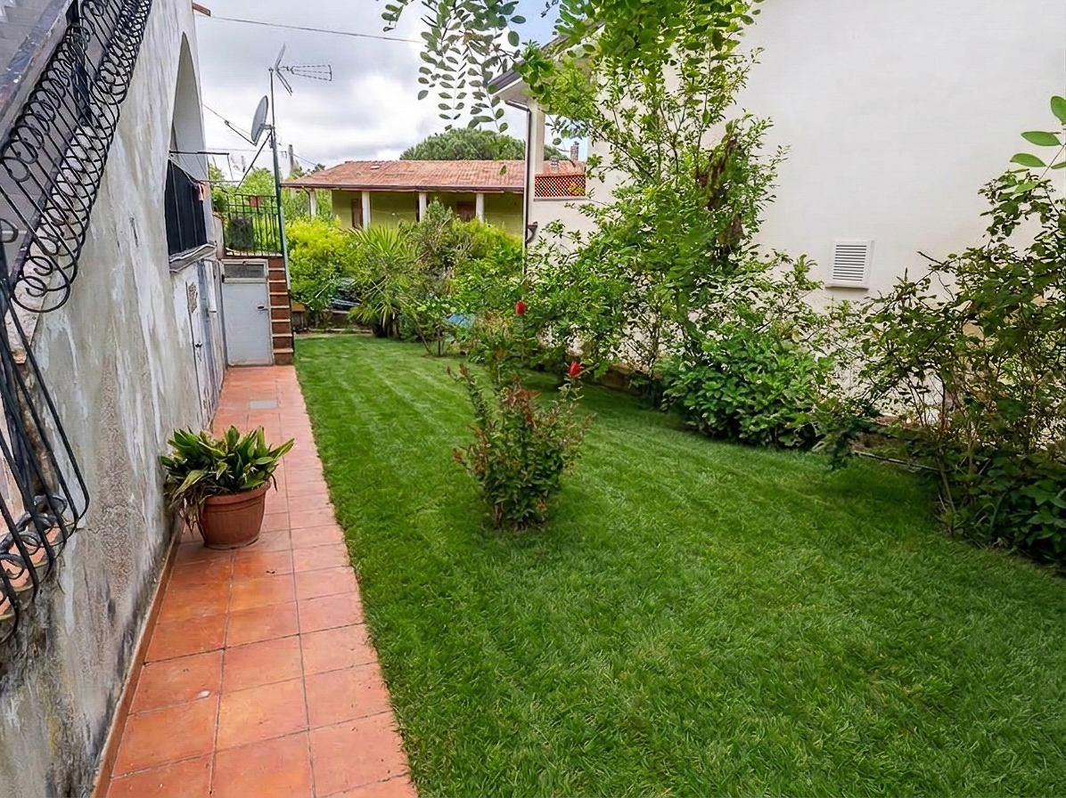 Appartamento indipendente con terrazzo e giardino Cod.Rif.180526