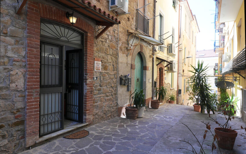 Agropoli, sul corso pedonale: soluzione con ingresso indipendente con volte in pietra Cod.Rif.230926