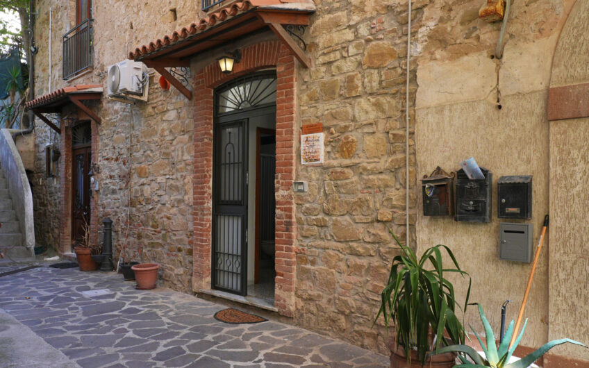 Agropoli, sul corso pedonale: soluzione con ingresso indipendente con volte in pietra Cod.Rif.230926
