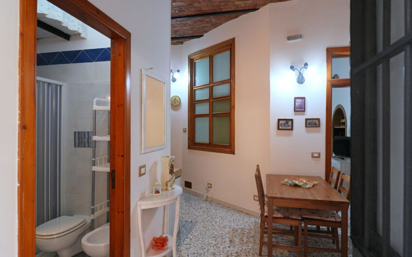 Agropoli, sul corso pedonale: soluzione con ingresso indipendente con volte in pietra Cod.Rif.230926