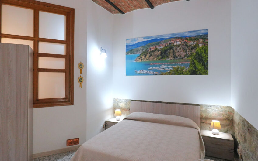 Agropoli, sul corso pedonale: soluzione con ingresso indipendente con volte in pietra Cod.Rif.230926