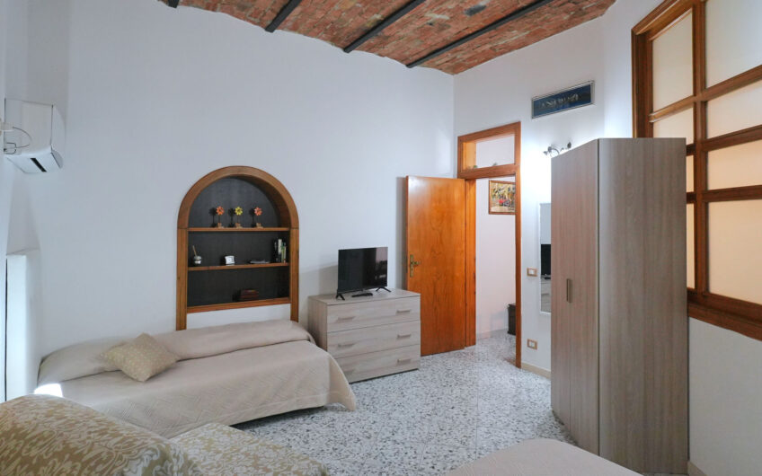 Agropoli, sul corso pedonale: soluzione con ingresso indipendente con volte in pietra Cod.Rif.230926
