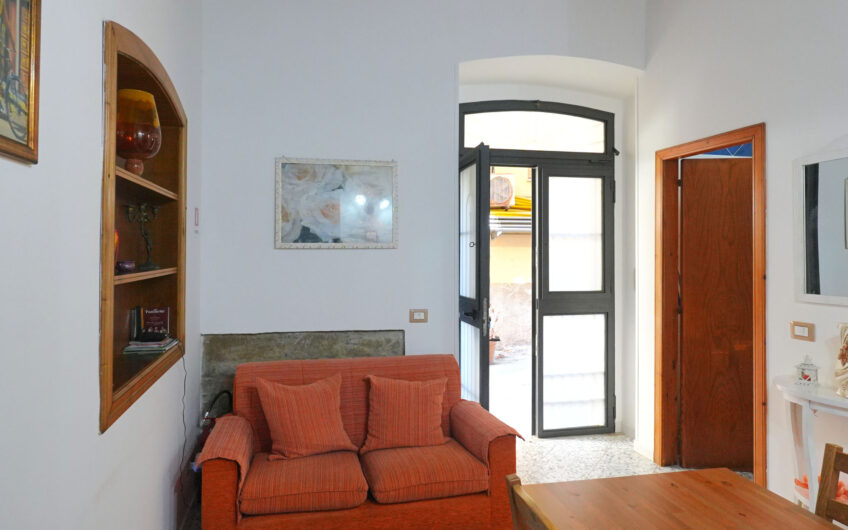 Agropoli, sul corso pedonale: soluzione con ingresso indipendente con volte in pietra Cod.Rif.230926