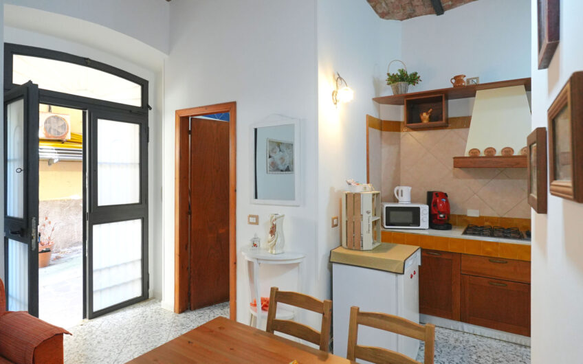 Agropoli, sul corso pedonale: soluzione con ingresso indipendente con volte in pietra Cod.Rif.230926