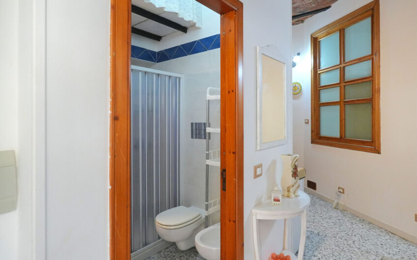 Agropoli, sul corso pedonale: soluzione con ingresso indipendente con volte in pietra Cod.Rif.230926