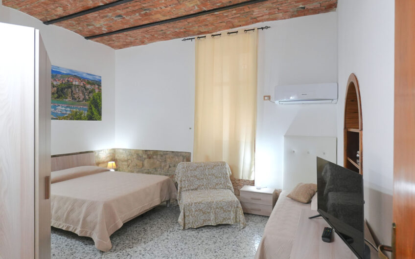 Agropoli, sul corso pedonale: soluzione con ingresso indipendente con volte in pietra Cod.Rif.230926