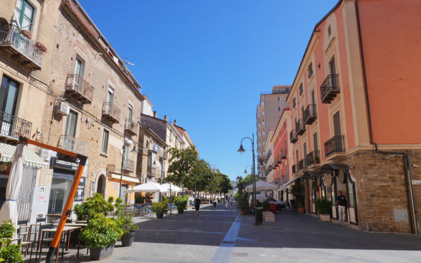 Agropoli, sul corso pedonale: soluzione con ingresso indipendente con volte in pietra Cod.Rif.230926